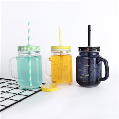 Große Einmachgläser mit Deckel und Strohhalmen